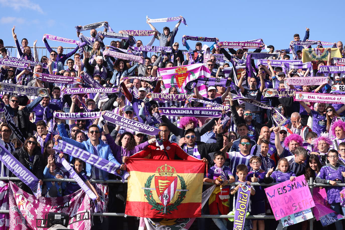 Fotos: La afición del Real Valladolid antes y durante el partido ante el Mirandés (2/2)