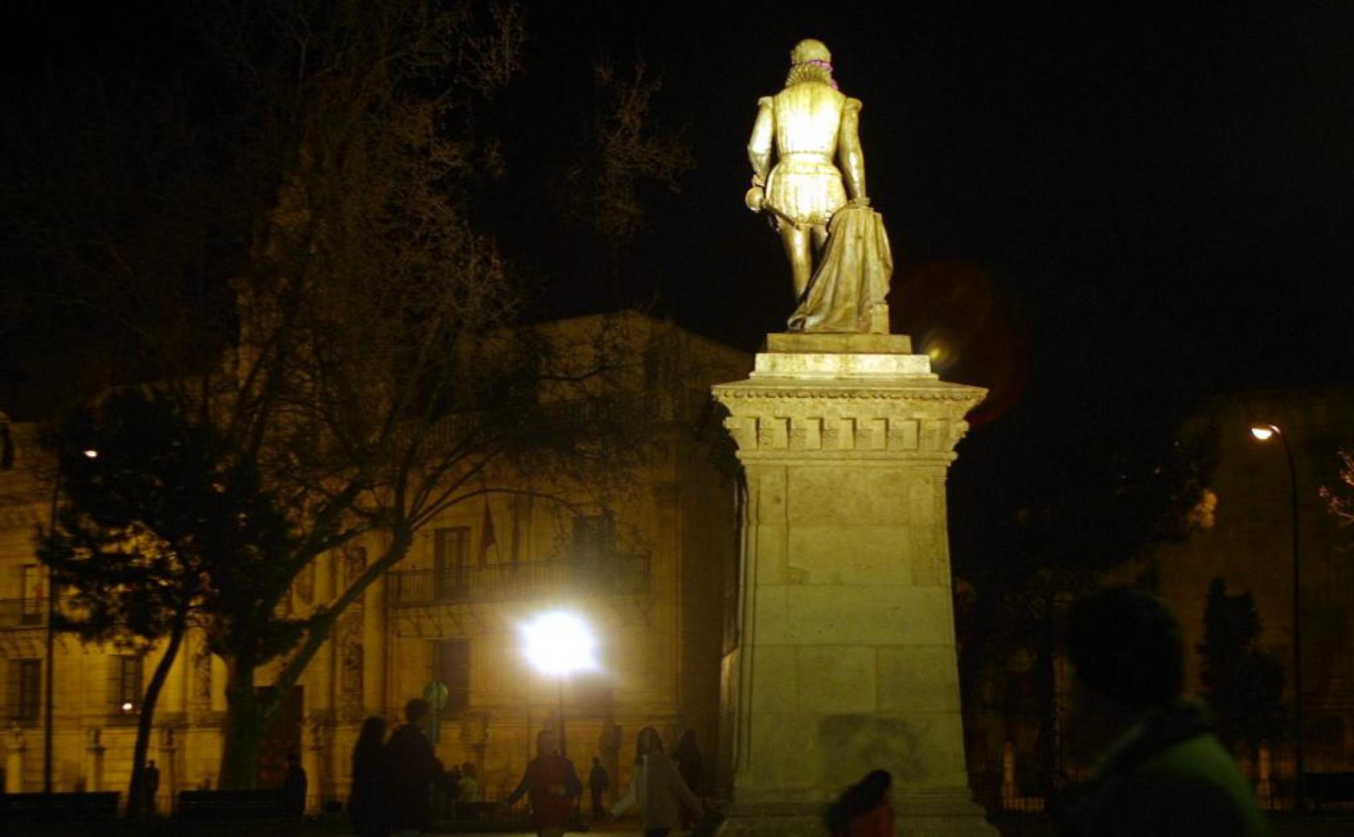 Estatua de Cervantes en la plaza de la Universidad de Valladolid. 