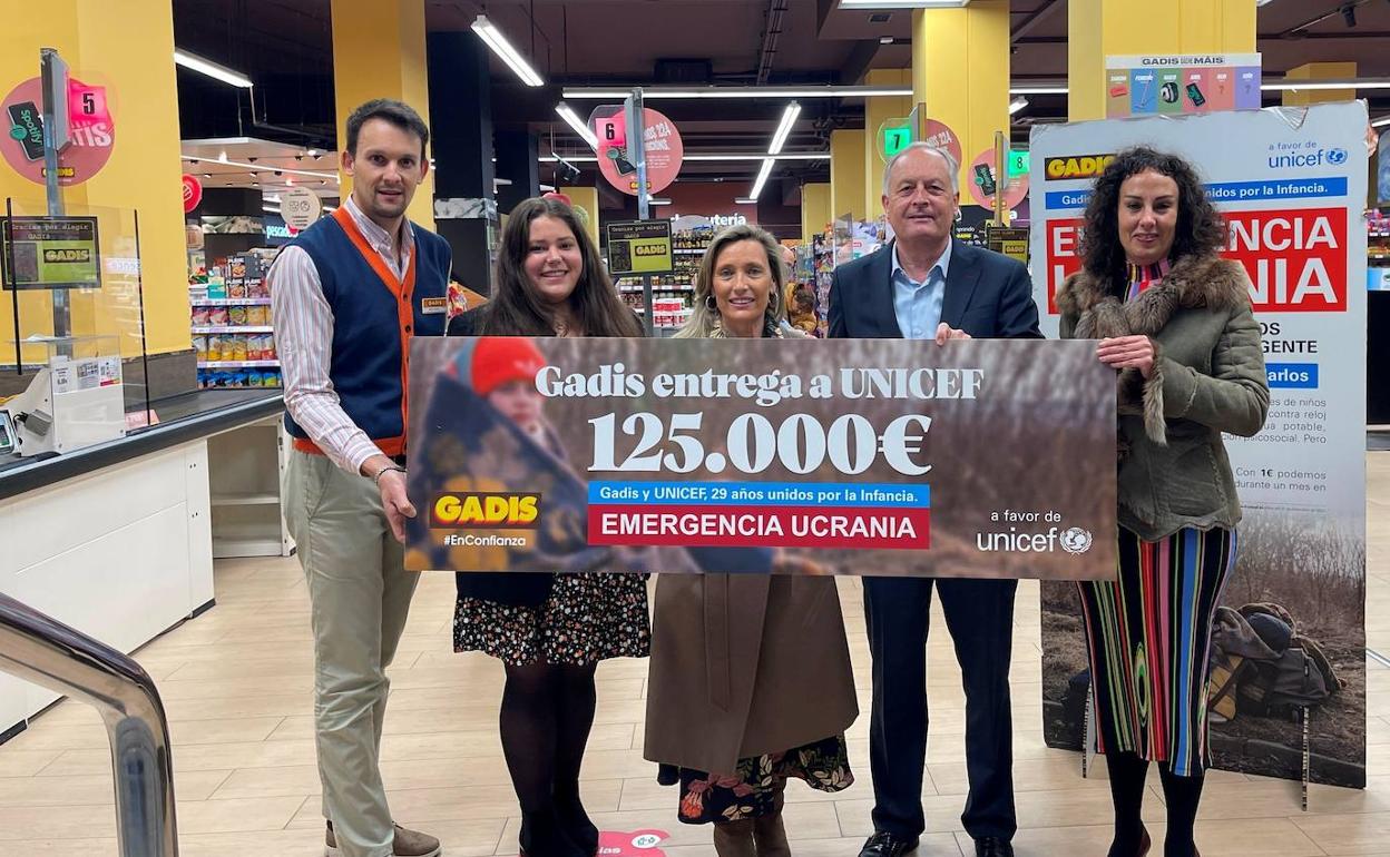 José Manuel Gómez, del Gadis de Montero Ríos; Lucía Santos, coordinadora de RSC y RRPP de GADISA Retail; Myriam Garabito, presidenta de UNICEF Galicia; José Luis Fernández, director de Comunicación de GADISA Retail e Irene Marín, coordinadora de UNICEF Galicia. 