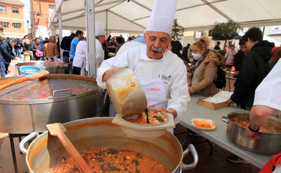 Los cocineros sirven las raciones en la degustación de este domingo dentro de la Feria del Chorizo de Cantimpalos. 