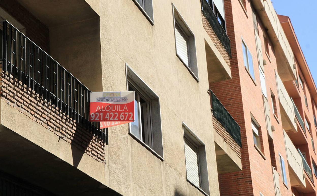 Cartel de 'se alquila' en un inmueble de la capital segoviana. 