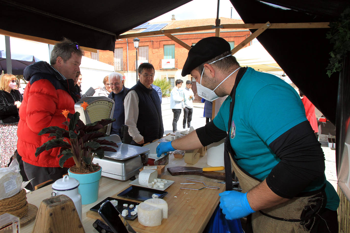 Los cocineros han elaborado una degustación de chorizo de Cantimpalos con garbanzos de Villovela de Pirón y bacalao con verduras este domingo. 