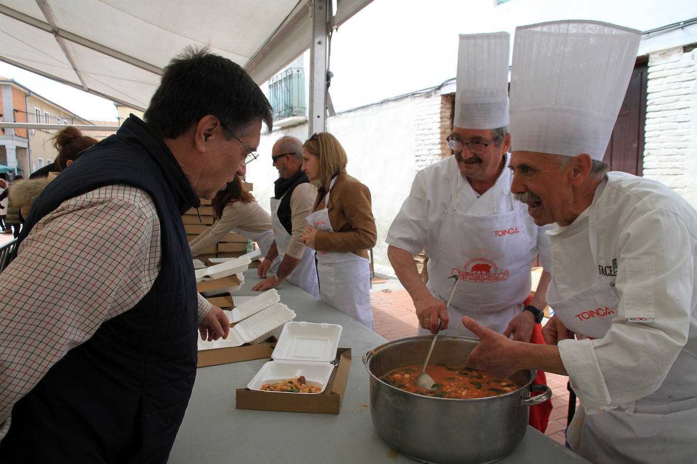 Los cocineros han elaborado una degustación de chorizo de Cantimpalos con garbanzos de Villovela de Pirón y bacalao con verduras este domingo. 