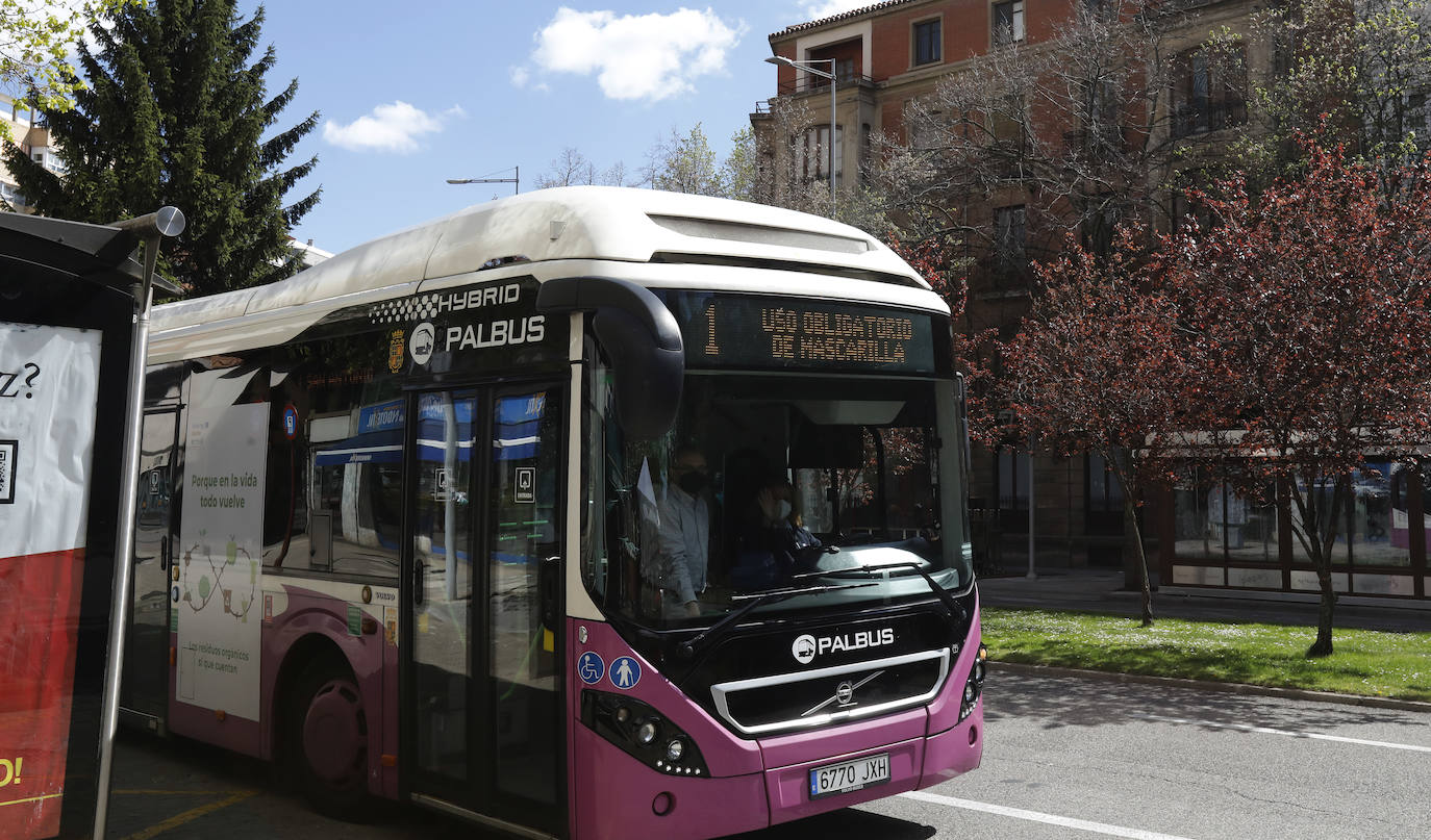 Un autobús urbano en Manuel Rivera.