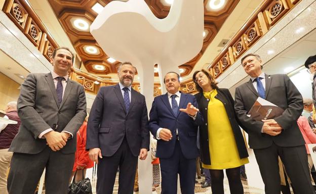 Carlos Pollán, en su visita a Palencia, posa con el alcalde y la presidenta de la Diputación, el presidente del Consejo de Cuentas y el vicepresidente de las Cortes, Francisco Vázquez.