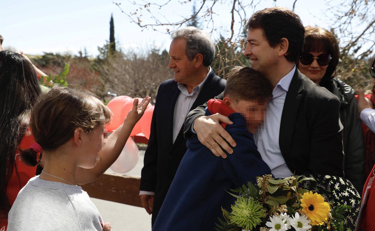 El presidente de la Junta de Castilla y León, Alfonso Fernández Mañueco, realiza una visita al colegio La Inmaculada de Armenteros, en Salamanca, que acoge a menores refugiados de Ucrania.