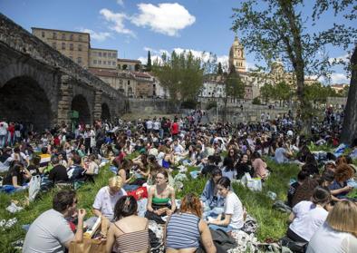 Imagen secundaria 1 - El buen tiempo convierte en multitudinaria la celebración del Lunes de Aguas en Salamanca