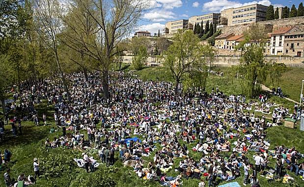Imagen principal - El buen tiempo convierte en multitudinaria la celebración del Lunes de Aguas en Salamanca