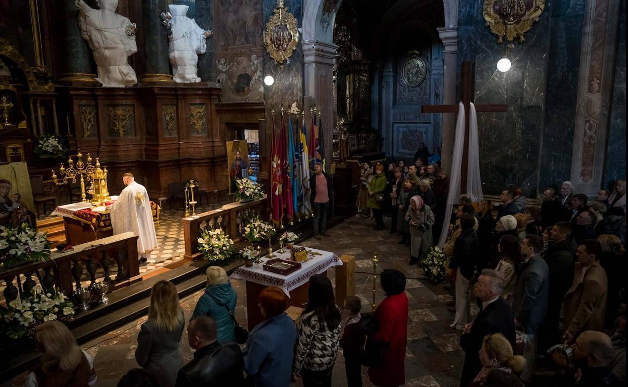 Un grupo de fieles asisten a un servicio religioso de Domingo de la Pascua ortodoxa, en Leopolis (Ucrania).