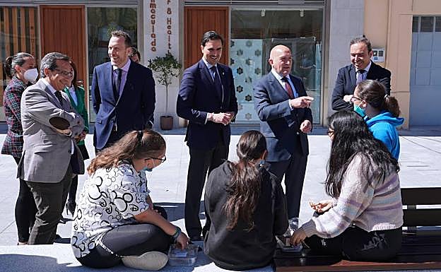 Jesús Julkio Carnero, consejero de Presidencia, de visita en Medina del Campo. 