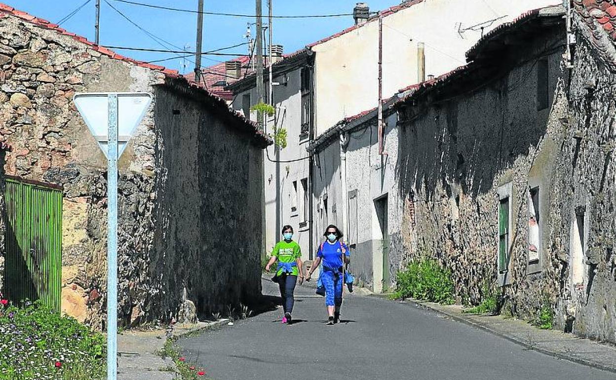 Dos mujeres pasean por una calle del barrio incorporado de Hontoria. 