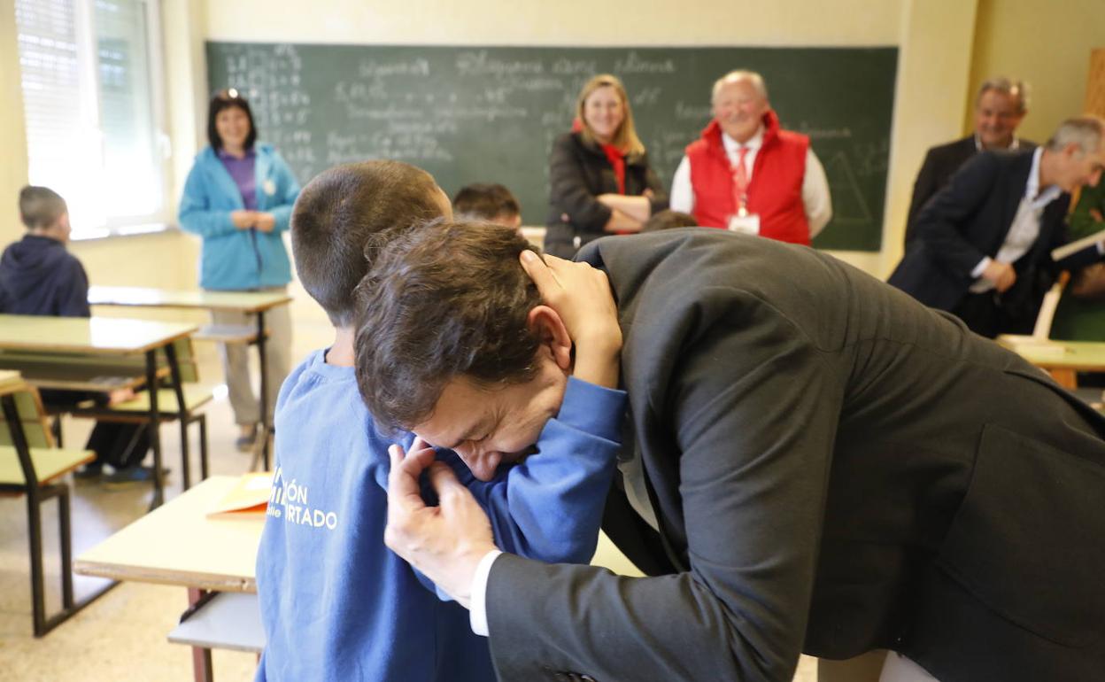 Alfonso Fernández Mañueco se abraza con uno de los niños ucranianos acogidos en Salamanca. 