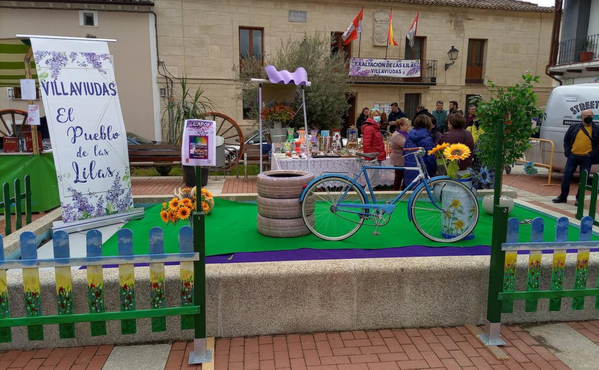 Un cartel anuncia la cita con las lilas en Villaviudas. 