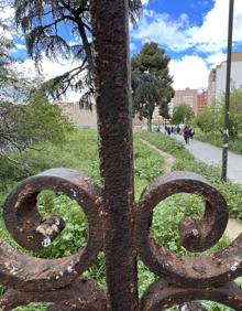 Imagen secundaria 2 - Alumnos del colegio San José en los años 30 de 1900 frente a la fachada principal del edificio. Arco de metal frente a la entrada del túnel de peatones de Arco de Ladrillo con la leyenda 'Guardería infantil'. Al lado, detalle de la verja original labrada.