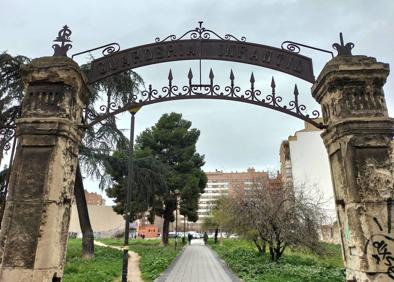 Imagen secundaria 1 - Alumnos del colegio San José en los años 30 de 1900 frente a la fachada principal del edificio. Arco de metal frente a la entrada del túnel de peatones de Arco de Ladrillo con la leyenda 'Guardería infantil'. Al lado, detalle de la verja original labrada.