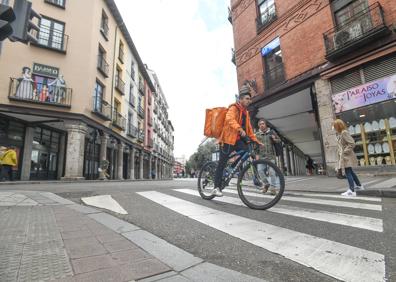 Imagen secundaria 1 - Arriba, estado de la plaza Zorrilla en obras, en la que esperan eliminar las barreras arquitectónicas. A la izquierda, un ciclista en Bajada de la Libertad, donde piden señalizar el cruce desde Fuente Dorada. A la derecha, plataforma única entre calzada y acera de la calle Platerías.