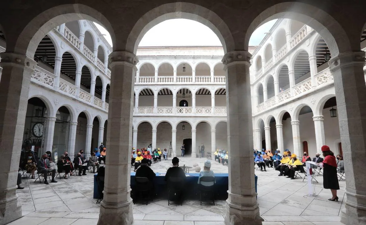 Claustro del Palacio de Santa Cruz en el acto de la apertura del curso el pasado año.