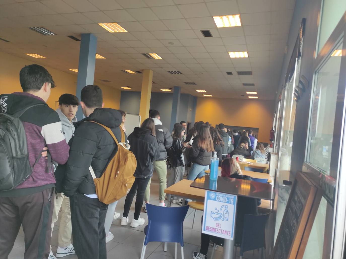 Cola en la cafetería del campus, en la mañana de este miércoles. 
