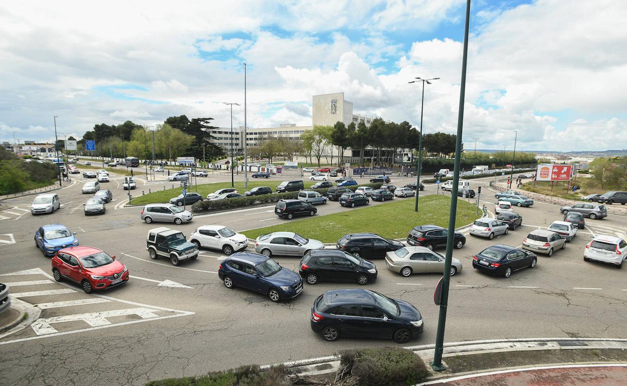 Tráfico de coches en la rotonda de San Agustín.