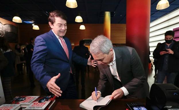 Vallés, junto con el presidente de la Junta, Alfonso Fernández Mañueco. 