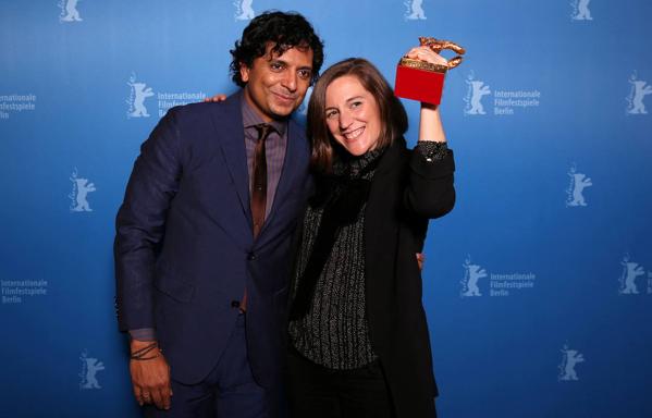 Carla Simón con el Oso de Oro y M. Night Shyamalan, presidente del jurado en la Berlinale.