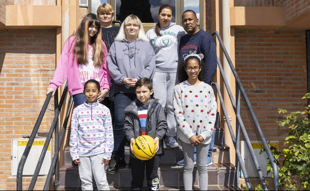 La familia de Adalberto y de Anna en su nuevo hogar en Cigales.