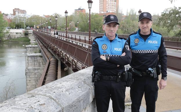 Luis y Juan Ángel, en el Puente Mayor donde el domingo evitaron que un joven se arrojara al río.