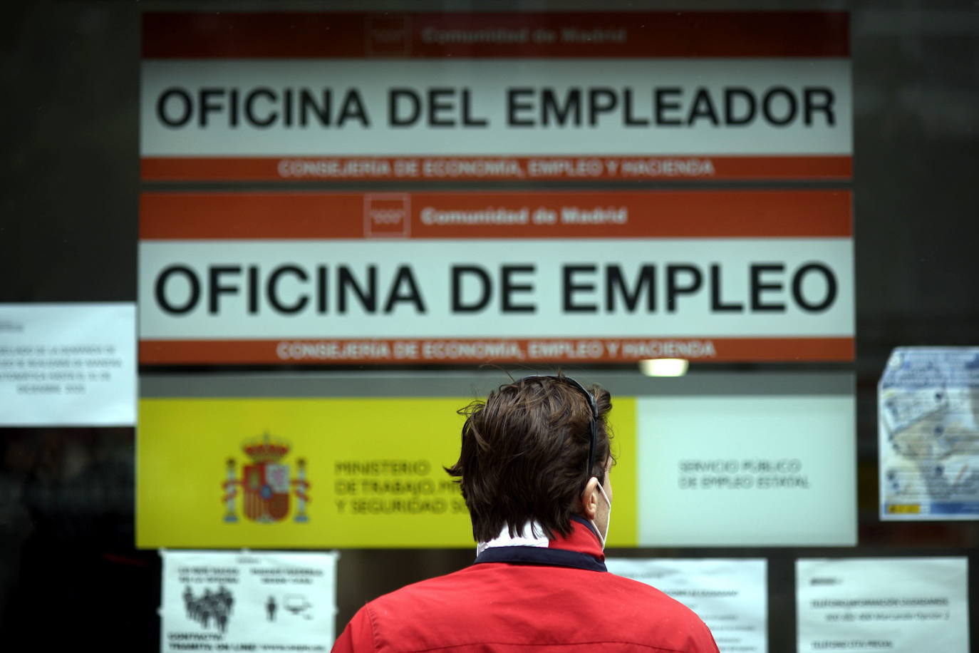 Una persona pasa al lado de una Oficina de Empleo en Madrid. 