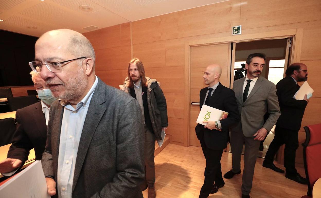 Francisco Igea al inicio de la Junta de Portavoces; tras él, Pablo Fernández y los representantes de Vox, Carlos Menéndez y David Hierro.