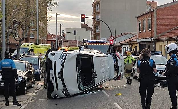 Vuelco del coche este jueves por la tarde en la calle Villabáñez.