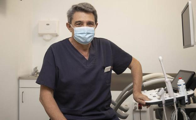 El médico Alejandro González en una de las salas del Instituto Europeo de Fertilidad en Valladolid. 