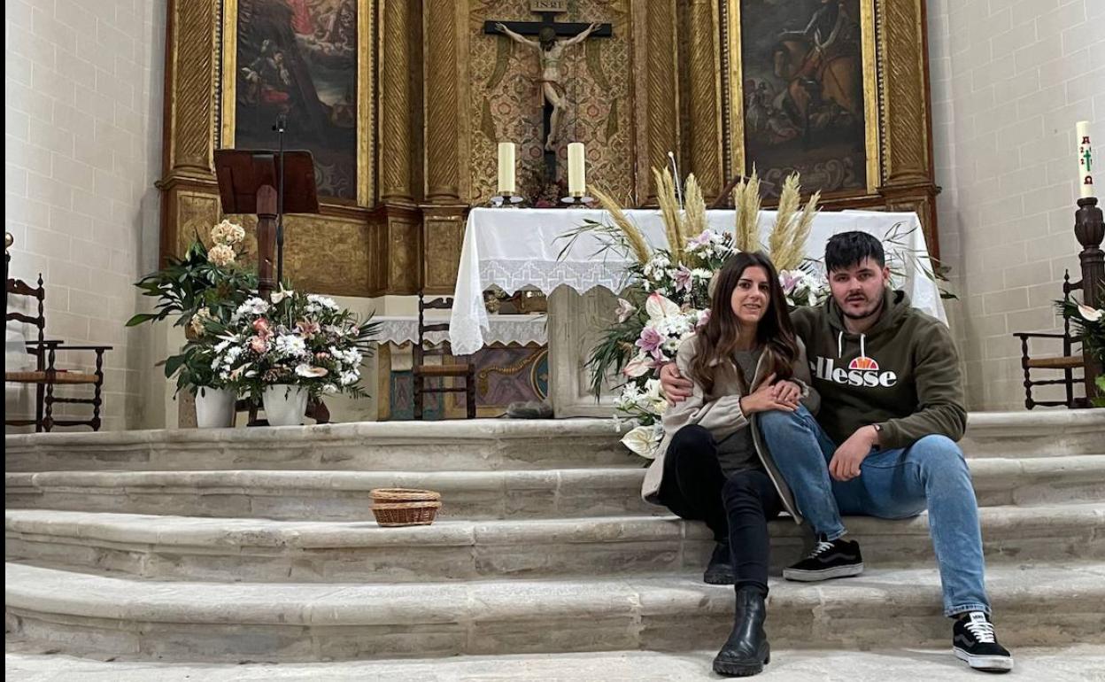 Ainhoa Salido y Jesús Muelas en la Iglesia de San Martín de Mota del Marqués. 