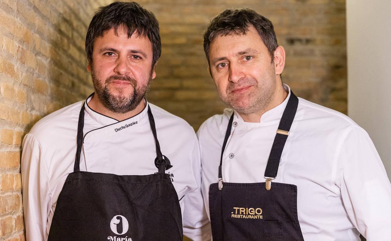 Los cocineros Chechu González y Víctor Martín en Granada. 