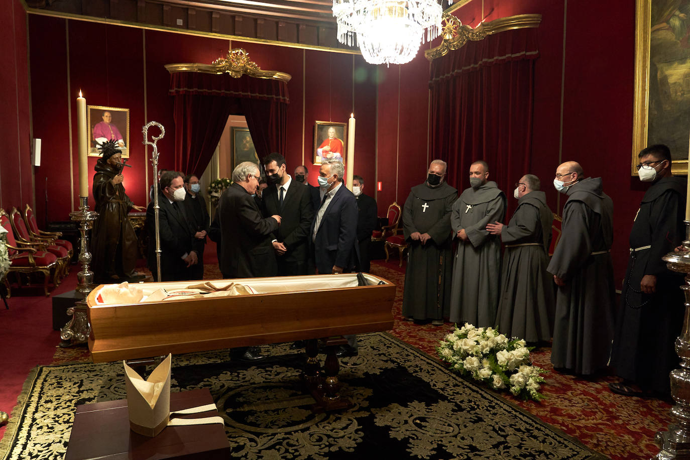 El arzobispo de Sevilla, José Ángel Saiz, recibe en el velatorio al alcalde de Medina de Rioseco, David Esteban y a su antecesor en el cargo, Artemio Domínguez. 