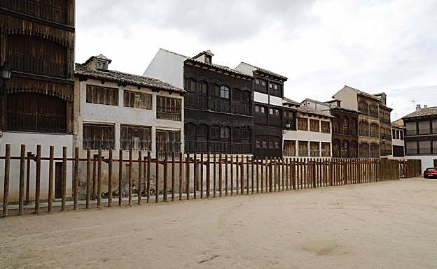 Una de las dos empalizadas colocadas en la plaza.