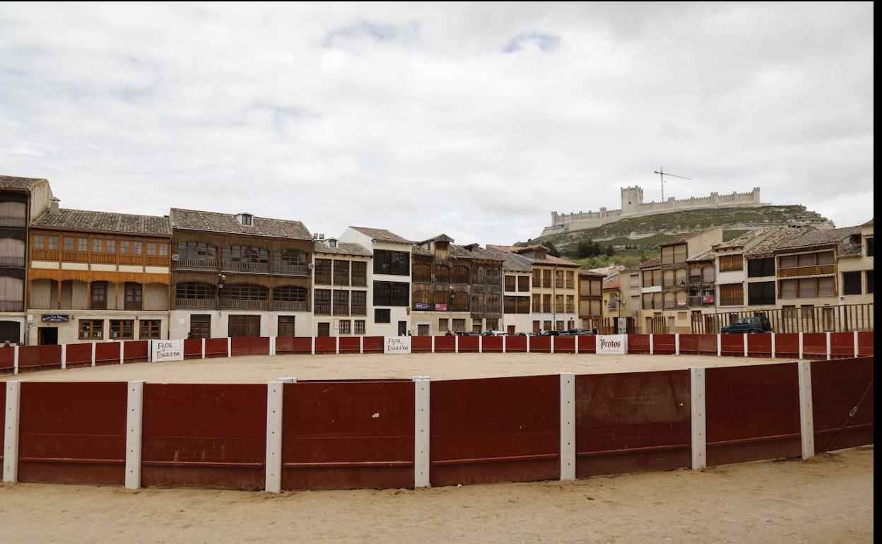 La plaza del Coso con el castillo de Peñafiel al fondo.