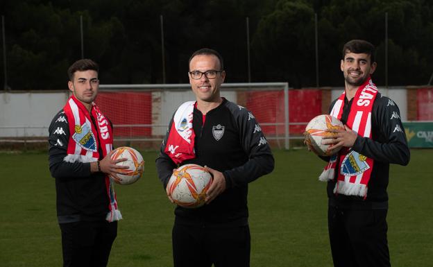 Imagen principal - El entrenador del Atlético Tordesillas con dos de sus jugadores. A la derecha el camarero posa con las entradas en su bar. 