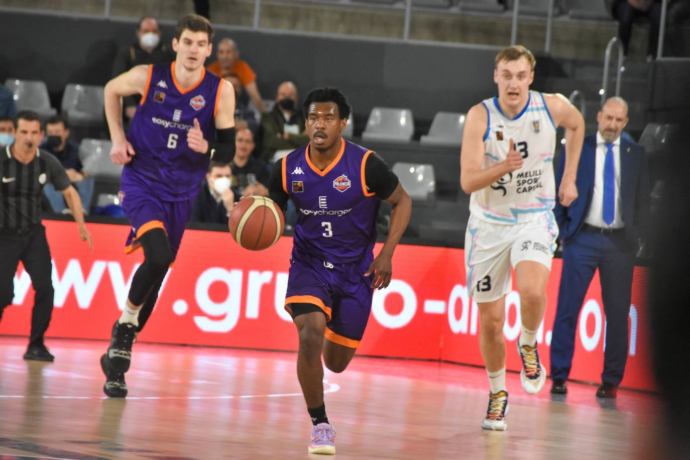 Fotos: El Palencia Baloncesto regresa a la victoria