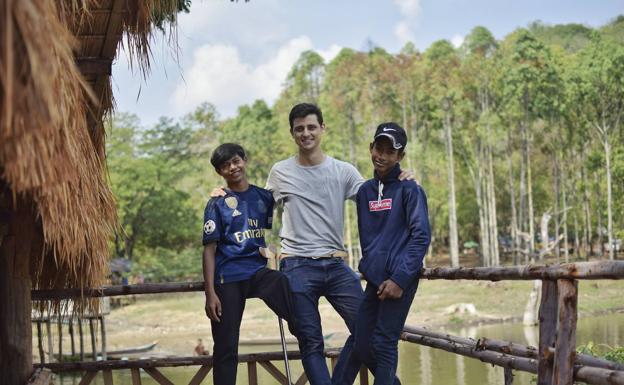 Juan Sobrini, con dos de los jóvenes a los que imparte clase en Camboya.