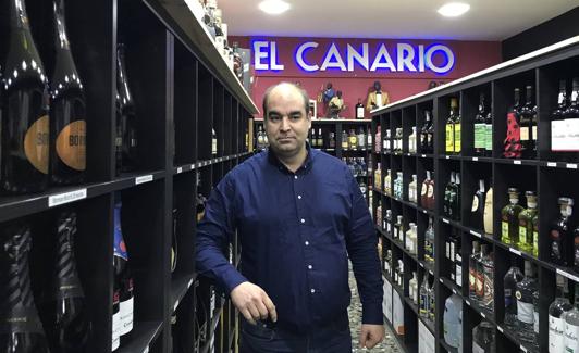 José Sánchez Vega, en su establecimiento El Canario de Medina del Campo.