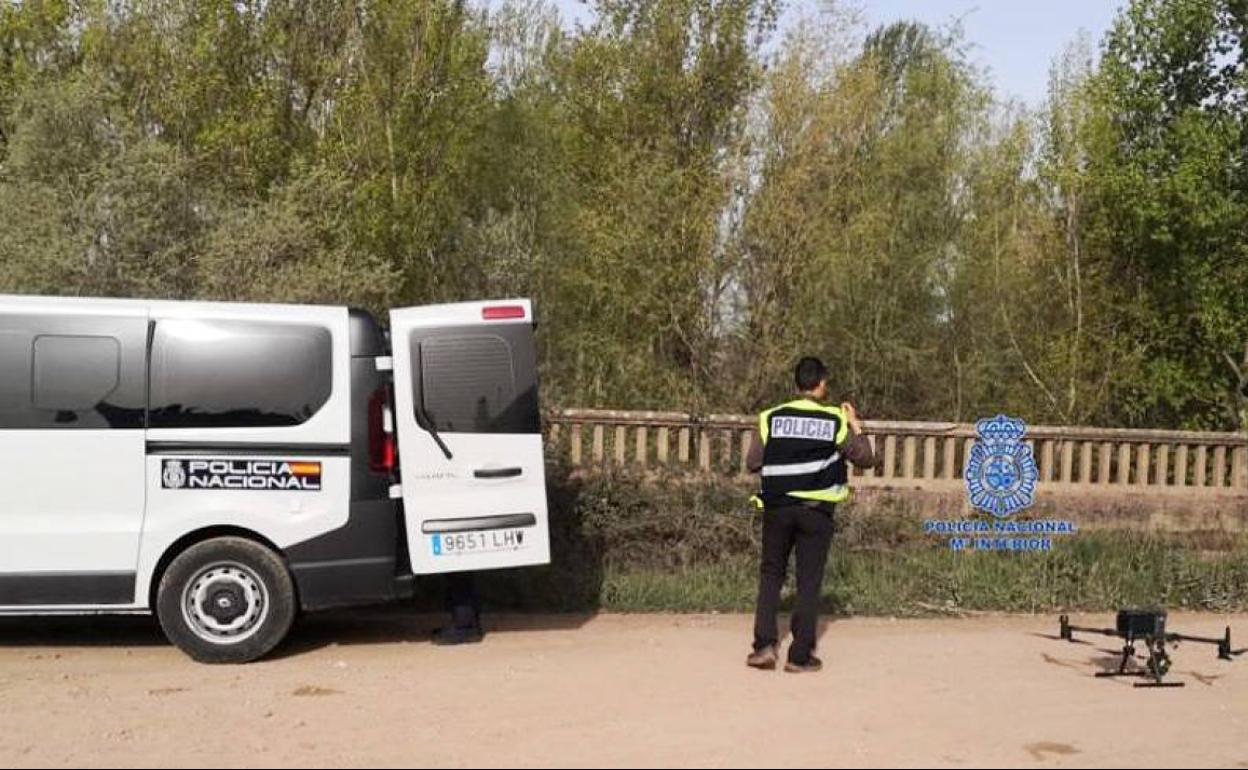 Un agente de la Policía Nacional se prepara para el manejo de un dron. 