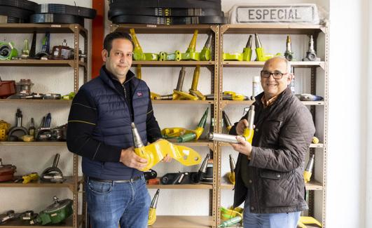 Julio Medina y su tío Lucilo en la tienda de recambios.