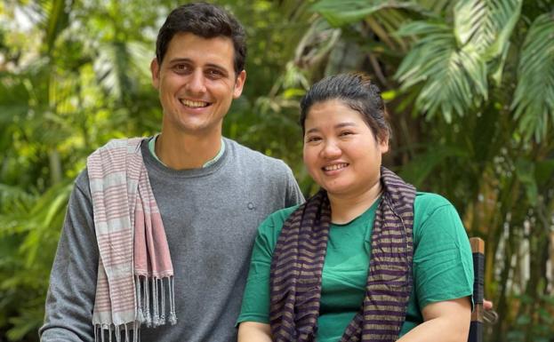 Juan Sobrini posa con una de las jóvenes que trabaja en el centro textil de Camboya en el que él está como cooperante.