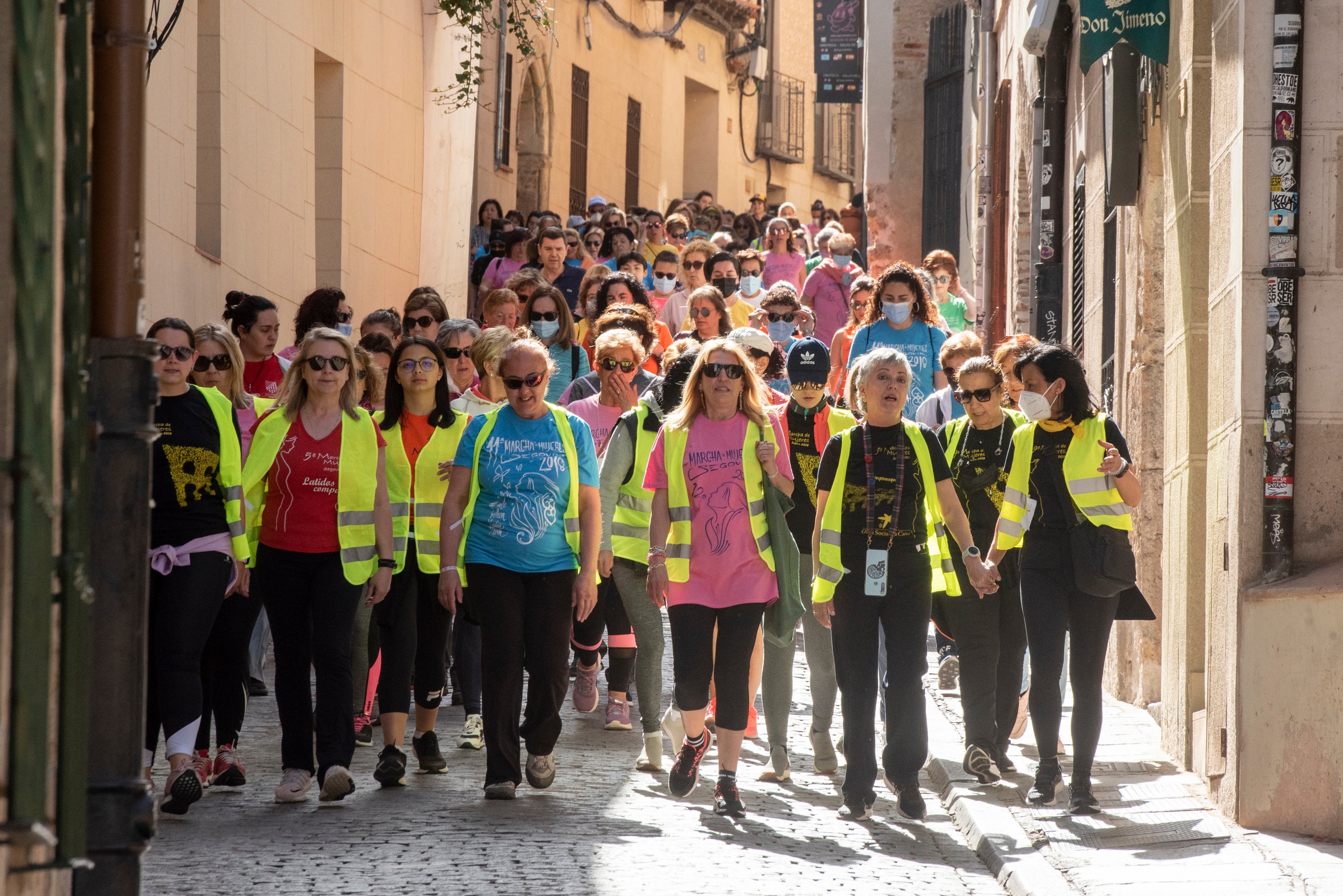 Cientos de mujeres marchan este 1 de mayo por las calles de Segovia.