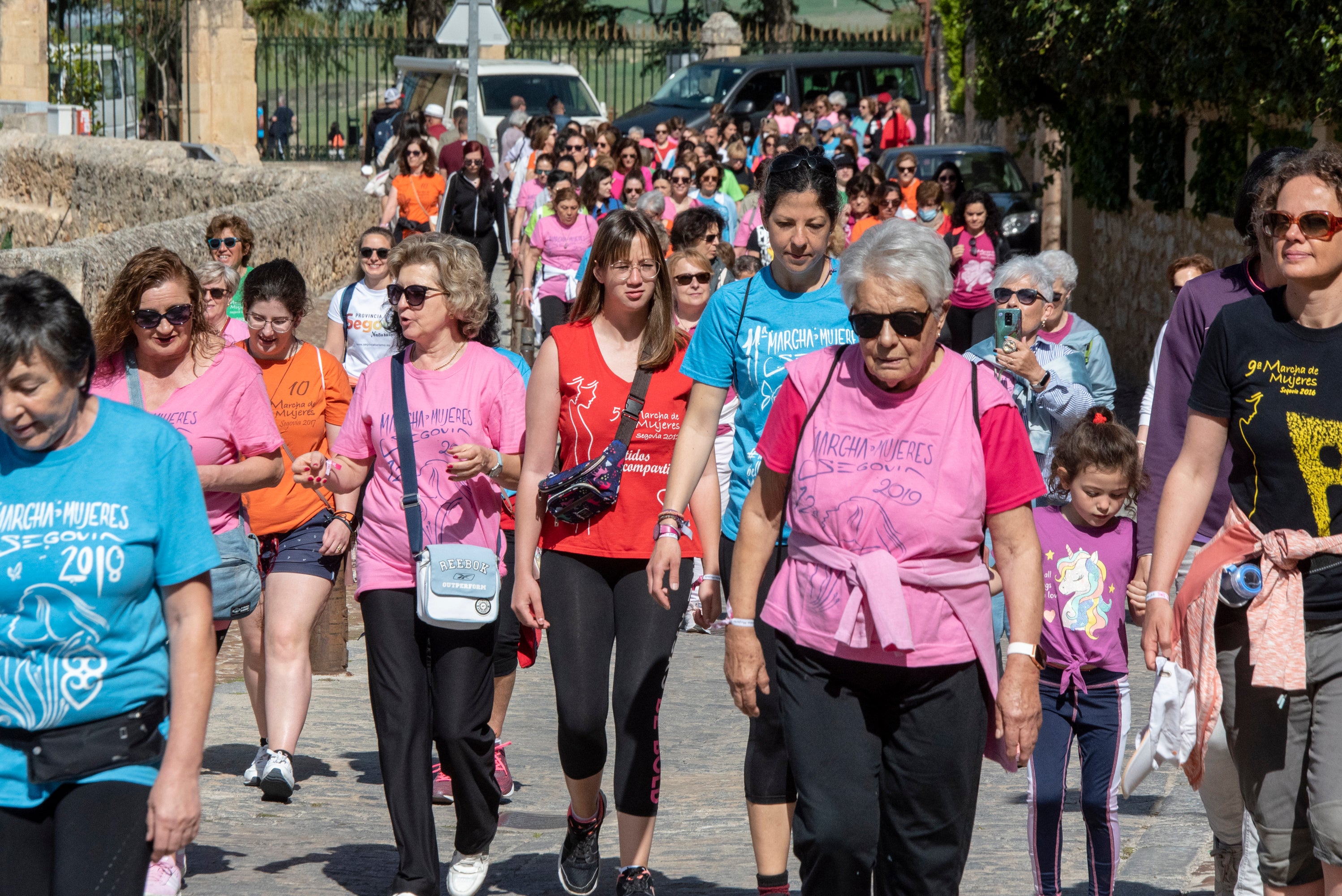 Cientos de mujeres marchan este 1 de mayo por las calles de Segovia.