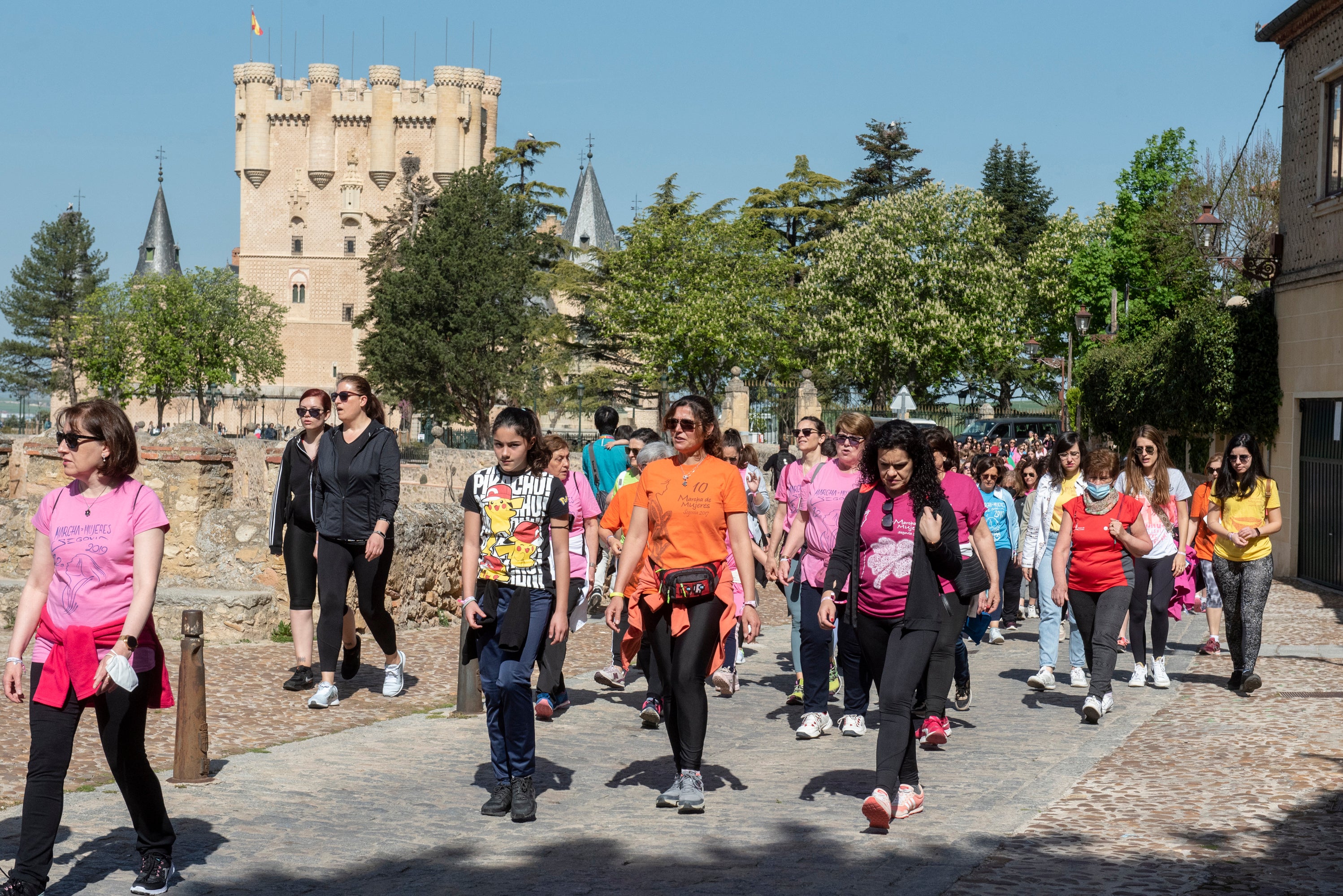 Cientos de mujeres marchan este 1 de mayo por las calles de Segovia.