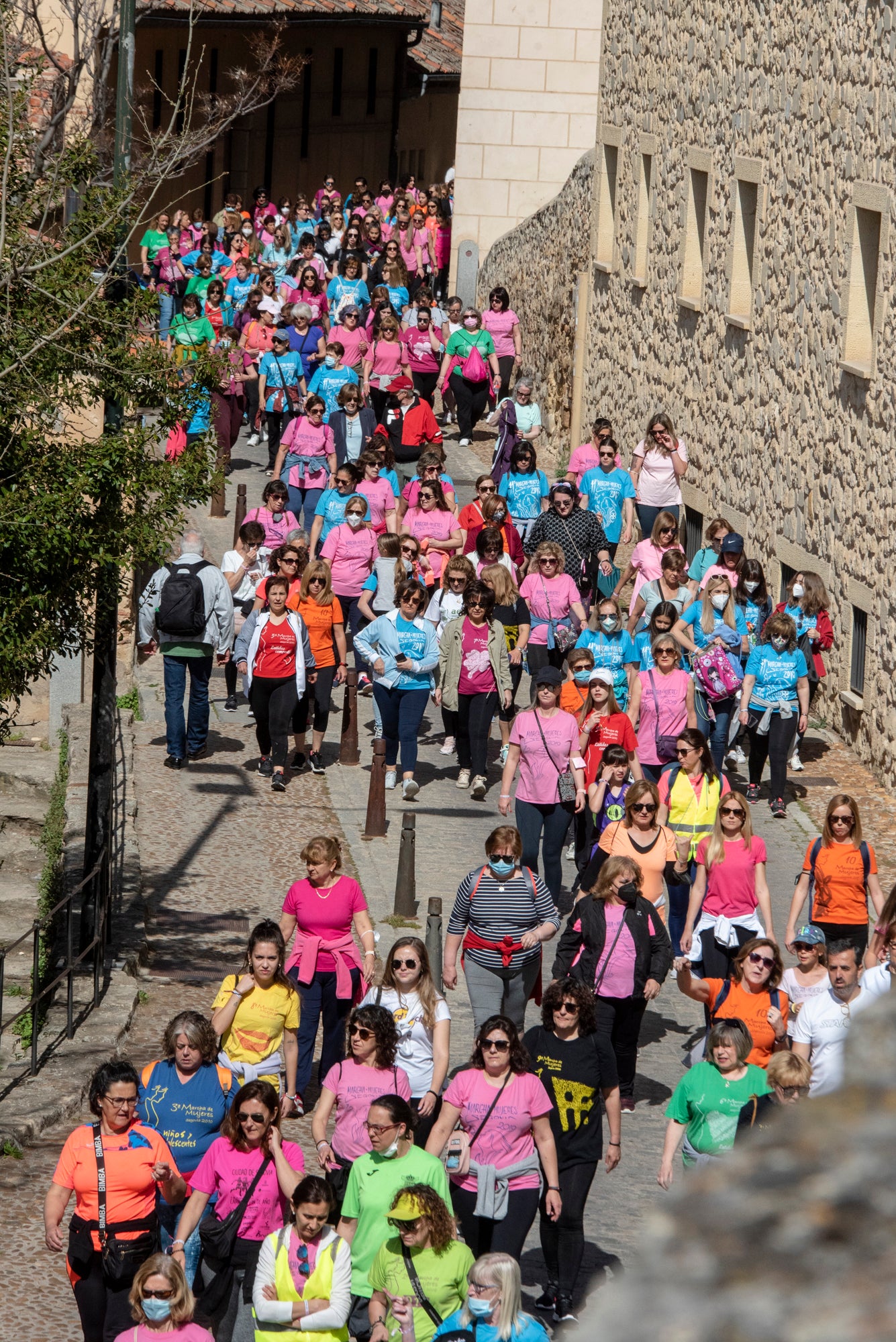 Cientos de mujeres marchan este 1 de mayo por las calles de Segovia.