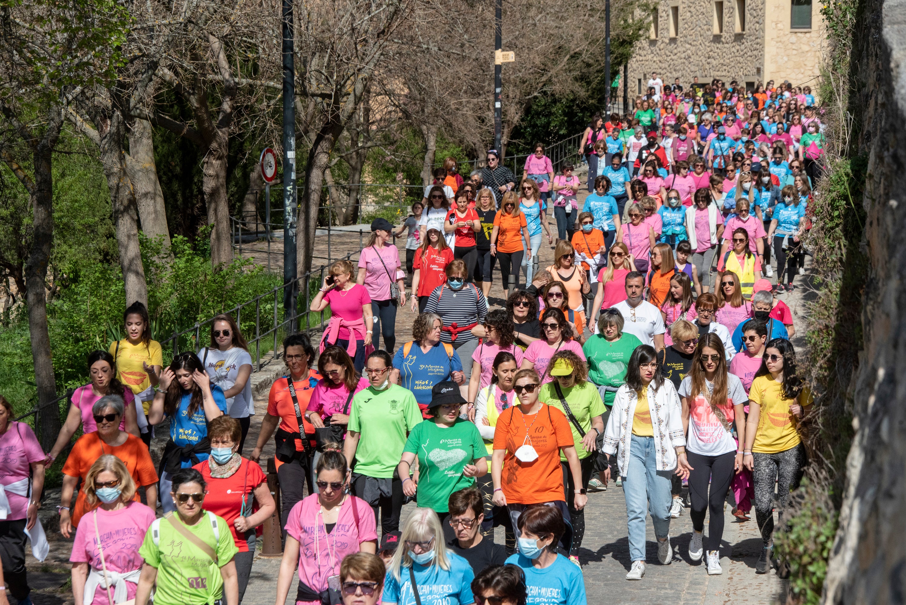 Cientos de mujeres marchan este 1 de mayo por las calles de Segovia.