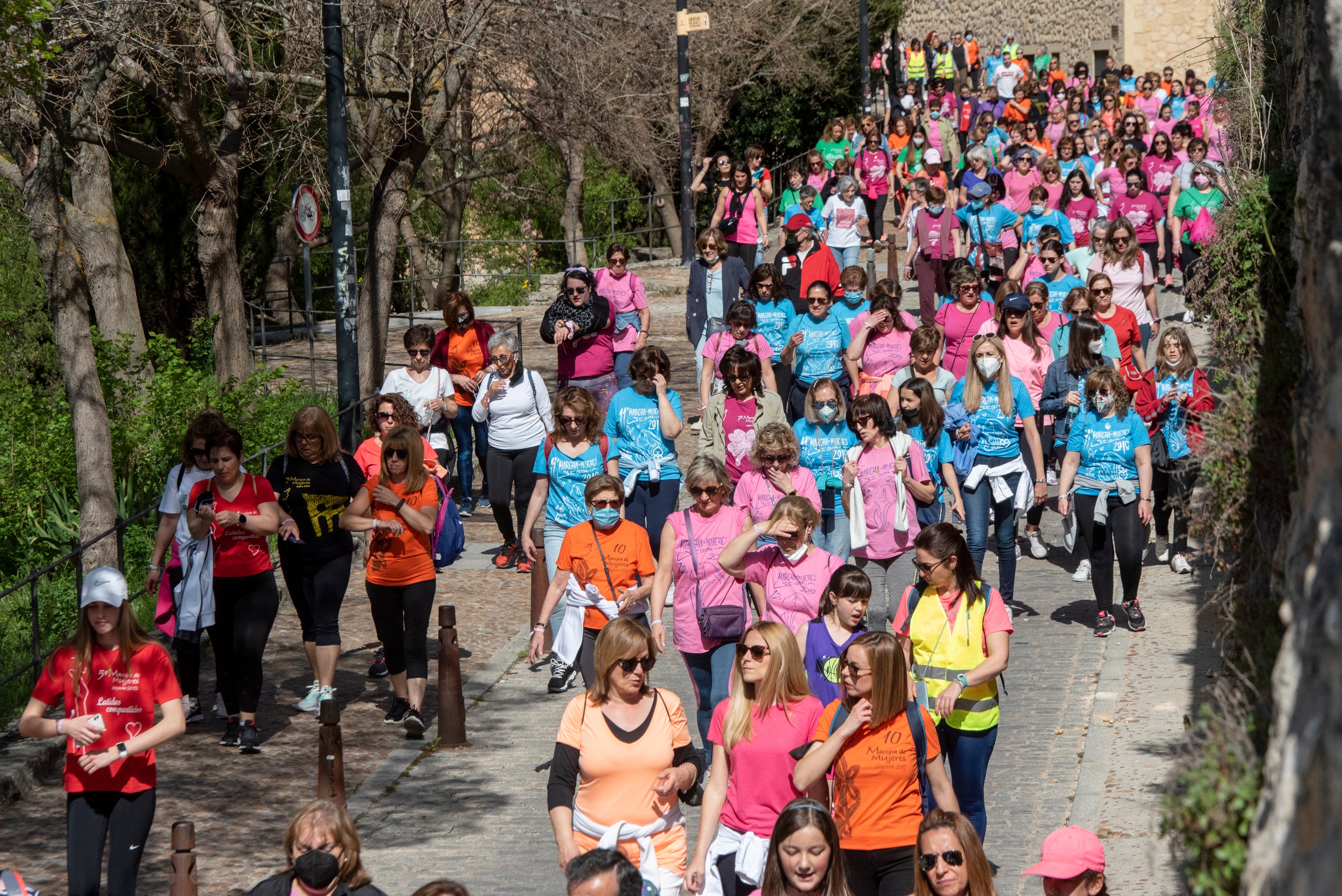 Cientos de mujeres marchan este 1 de mayo por las calles de Segovia.