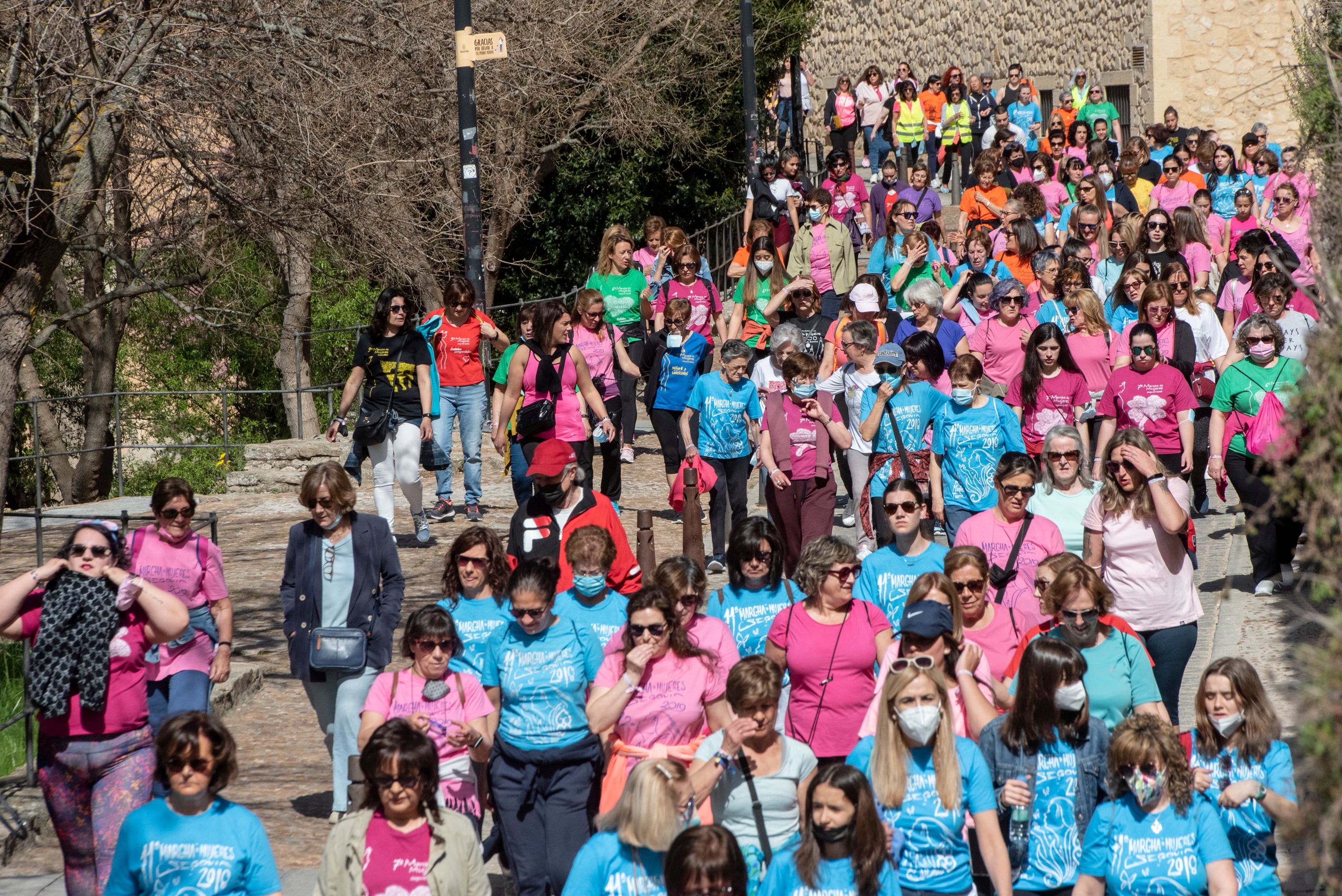 Cientos de mujeres marchan este 1 de mayo por las calles de Segovia.